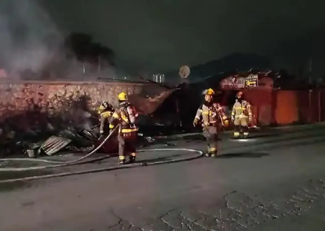 Bomberos de Protección Civil de Nuevo León y Monterrey sofocando el incendio. Foto: Protección Civil de Nuevo León.