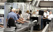 Multas de 200 dólares en el aeropuerto de Cancún: ¿un golpe al turismo? Multas de 200 dólares en el aeropuerto de Cancún: ¿un golpe al turismo?