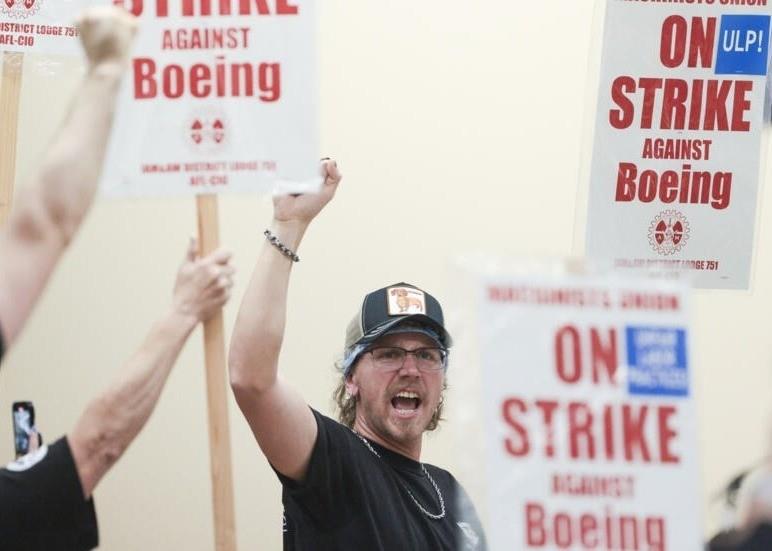 Empleados de Boeing en protesta contra el mal aumento salarial. Foto: X @AccionLatina_