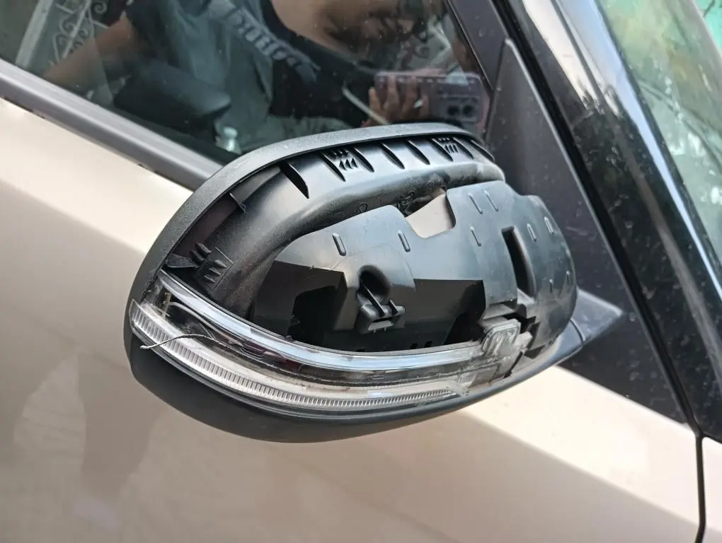 Espejo retrovisor al que le fue extraído el protector. Foto: POSTA MX.