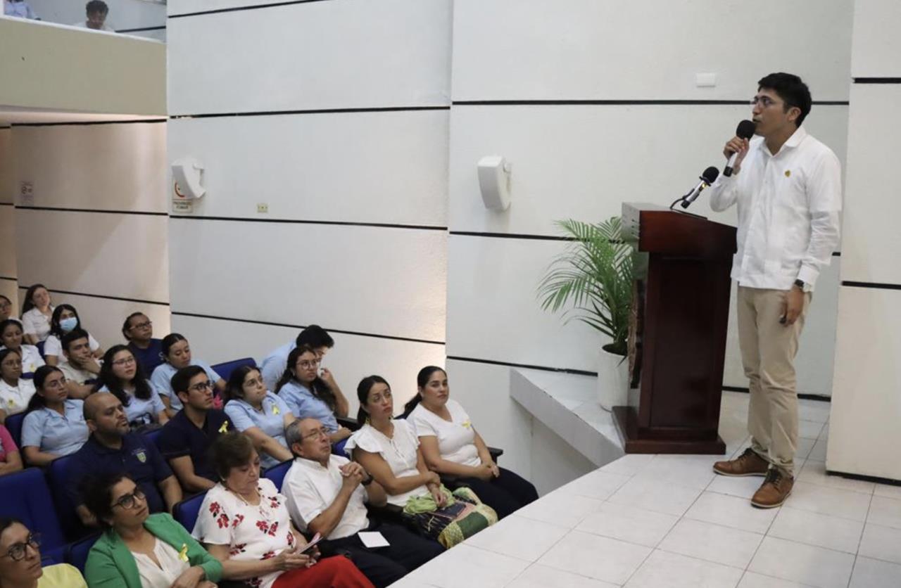 El psicólogo Yonathan Pech Muñoz impartió  la conferencia “Claves para detectar y actuar ante riesgo suicida”.- Foto de la Uady