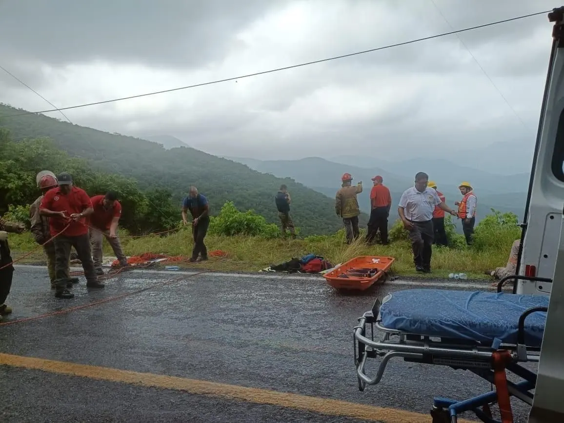 El trabajador fue rescatado por paramédicos de la Cruz Roja. Foto: Posta Redacción