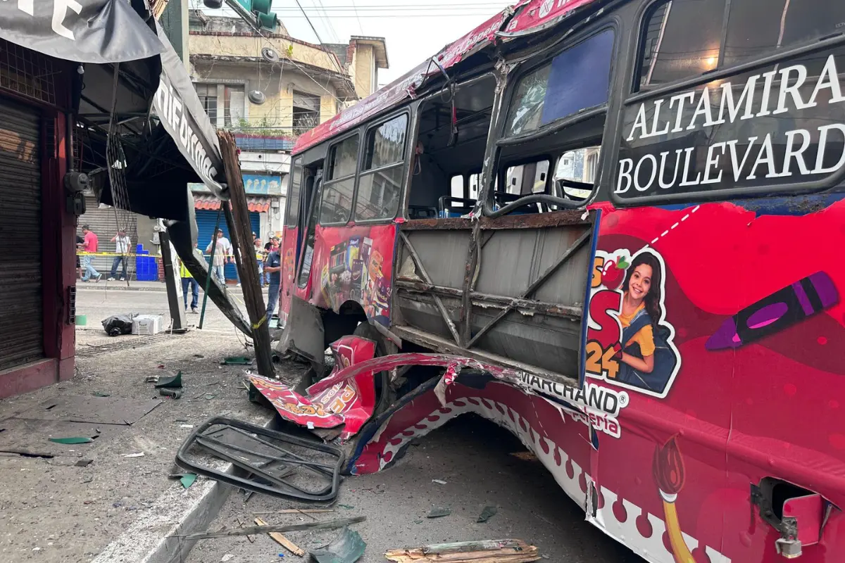 Un autobús de la línea Urban, que transportaba personal, ignoró la luz roja del semáforo, colisionando con un autobús de transporte público de la ruta Tampico-Altamira. Foto: Carlos García