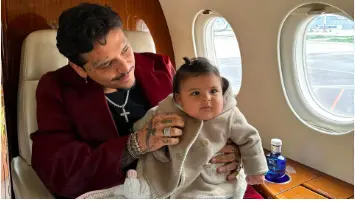 Christian Nodal pocas veces comparte historias o publicaciones donde aparezca junto a la pequeña Inti. Foto. Especial.