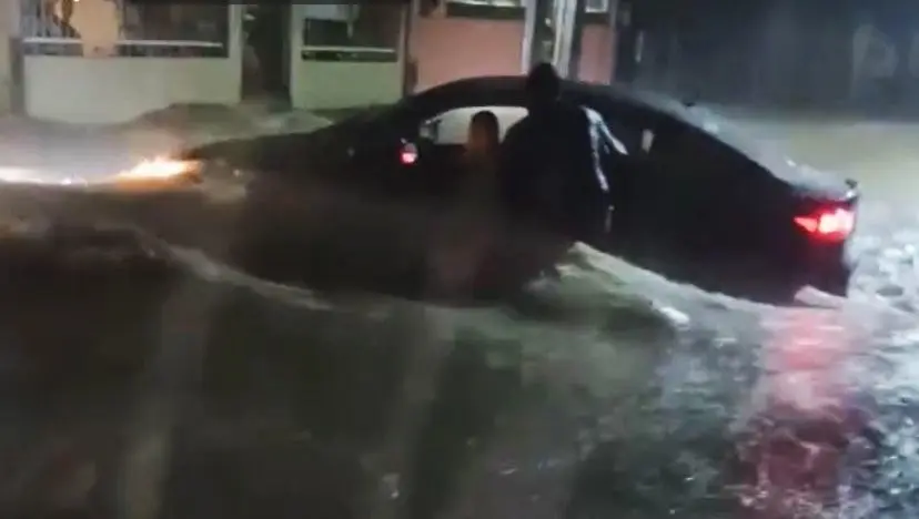 Fuertes lluvias provocan afectaciones en Nuevo Laredo. Foto: @raulllamas en X.