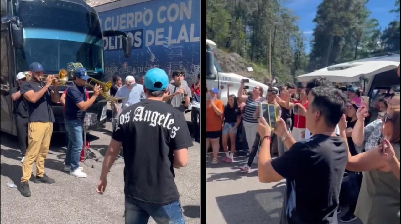 La banda sinaloense de Los Recoditos ofreció un concierto improvisado tras quedarse varados en la supercarretera Durango- Mazatlán.