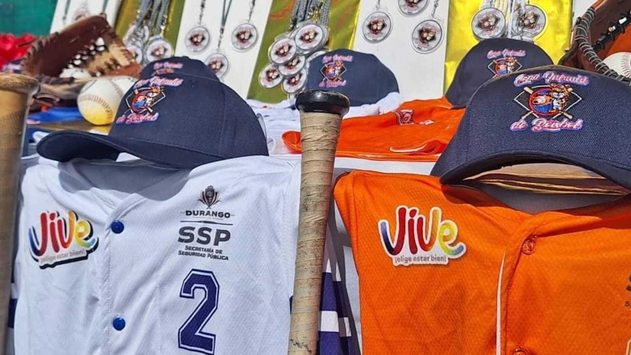 La Liga Ranchera de Beisbol fue beneficiada por la entrega de diversos equipamientos para los equipos infantiles y juveniles de esta liga. Foto: Facebook/ SSP Durango.