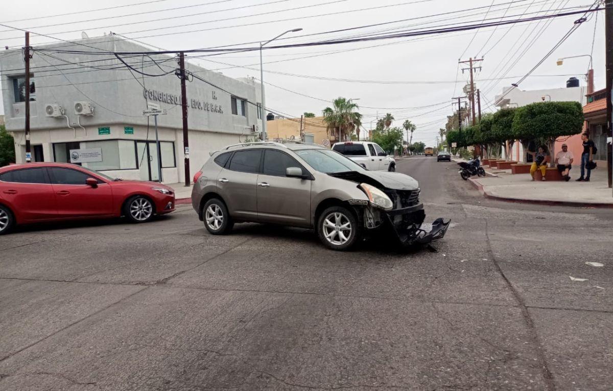 Camioneta choca contra auto en el Centro de La Paz