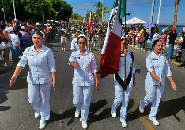 La Paz celebra el desfile cívico militar del 16 de septiembre en el malecón