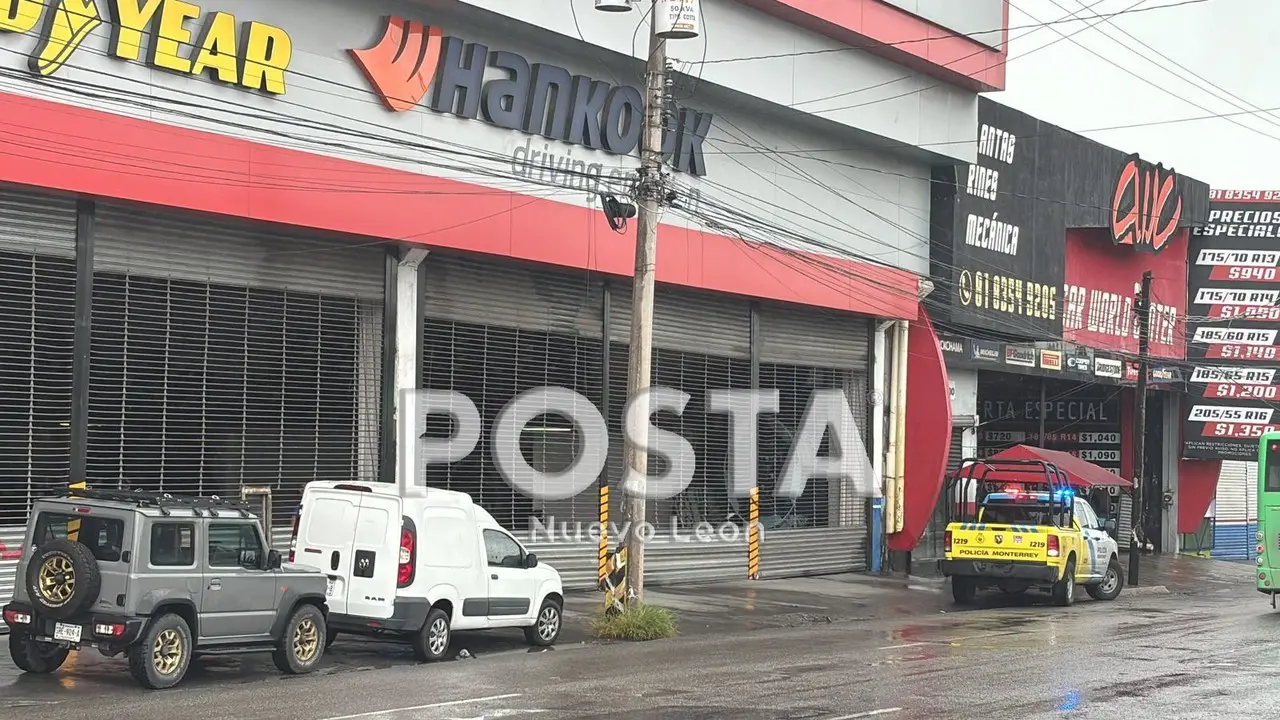 Negocio para la venta de llantas cerca del Parque Fundidora. Foto: Raymundo Elizalde.