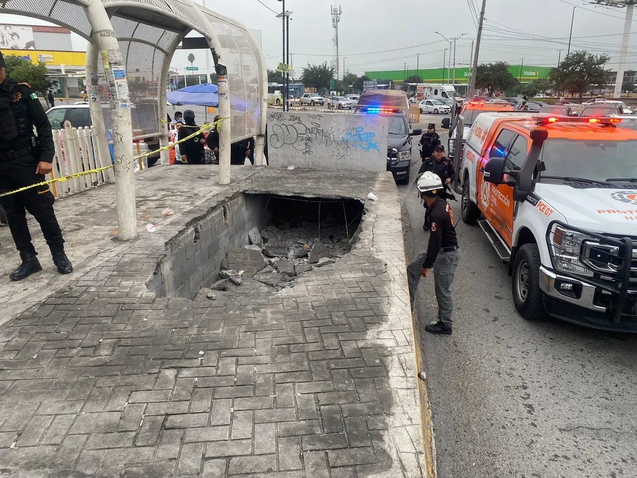 Rescatistas de Protección Civil en la estación de Transmetro. Foto: Protección Civil de Nuevo León.