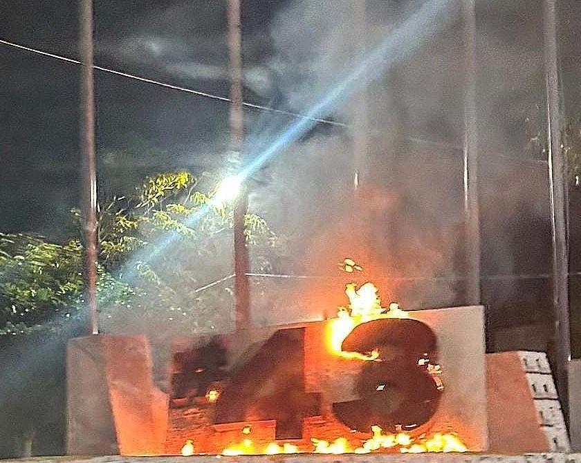 Incendio hecho en el antimonumento a los 43 estudiantes de Ayotzinapa. Foto: El Sur de Acapulco.