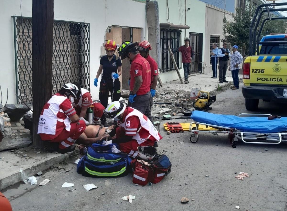 Paramédicos de la Cruz Roja atendiendo al herido que cayó. Foto: Protección Civil de Nuevo León.