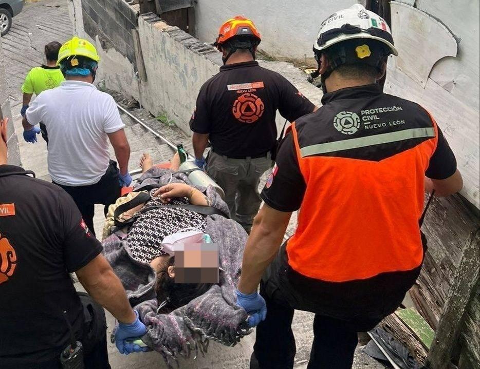 Elementos de Protección Civil de Nuevo León atendiendo a la persona que acabó inconsciente. Foto: Protección Civil de Nuevo León.