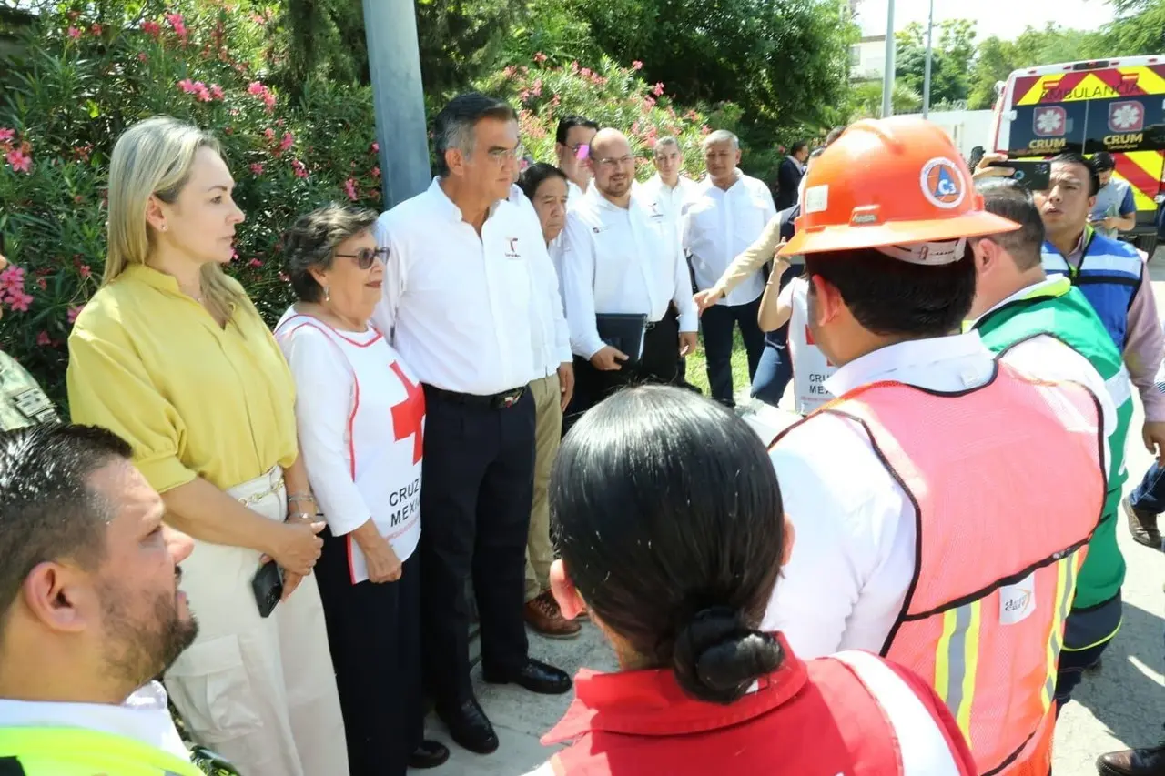 En este simulacro acompañaron al gobernador coordinadores, secretarios y delegados de la entidad.