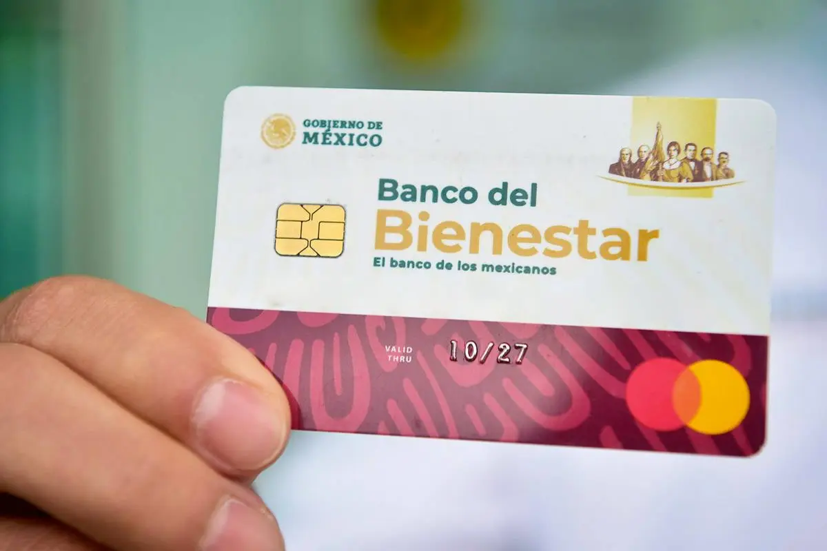 En la cuenta ligada al plástico se depositan los beneficios económicos de los Programas del Bienestar para mujeres trabajadoras, adultos mayores, jóvenes becados, entre otros beneficiarios. Foto: Banco del Bienestar