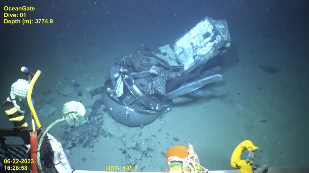 En este cuadro tomado en junio de 2023 por la Guardia Costera Estados Unidos de un video proporcionado por Pelagic Research Services, se muestran los restos del sumergible Titan, al centro, en el fondo del océano Atlántico. (Video de la Guardia Costera de