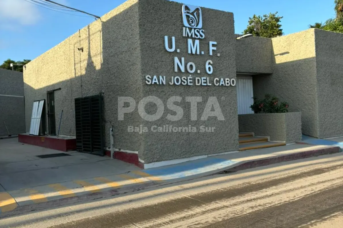 Derrame de aguas negras y basura acumulada en las inmediaciones del IMSS Los Cabos.Foto: Ariel Zavaleta / POSTA BCS