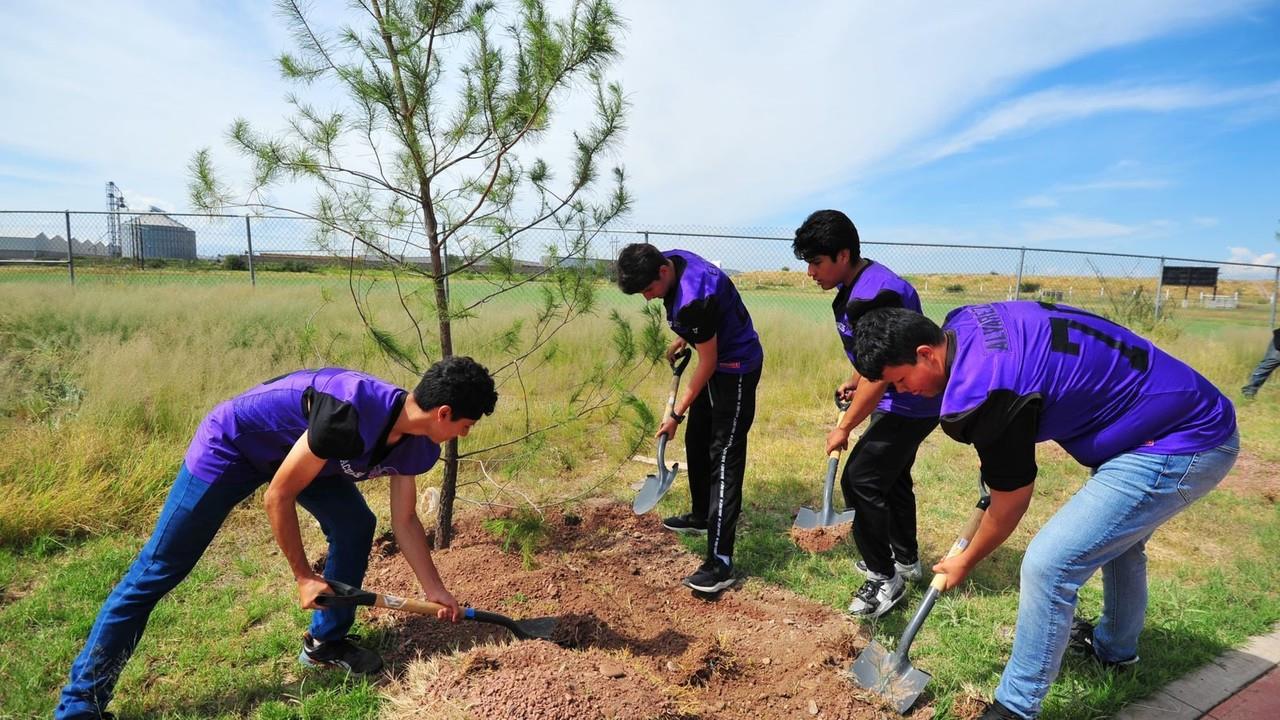 Jóvenes plantando micro bosques en Durango. Foto: Cortesía.