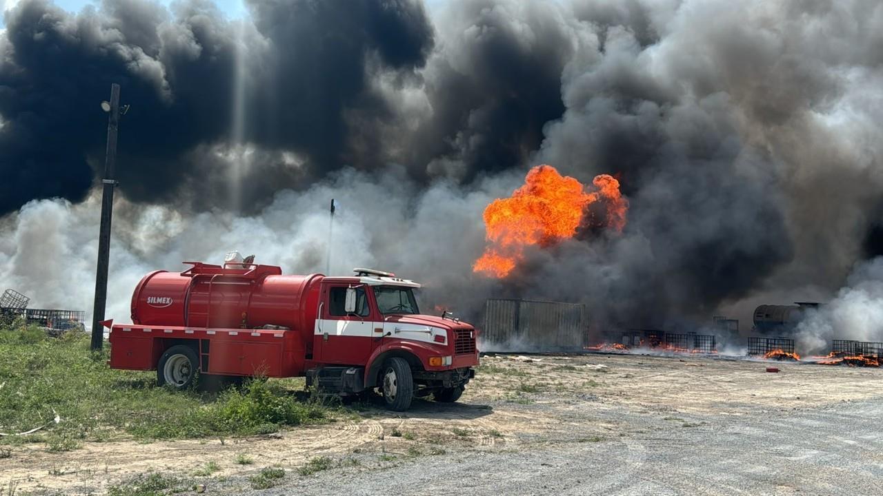 Protección Civil apagó un incendio de contenedores de diésel en Salinas Victoria. Foto. PC NL