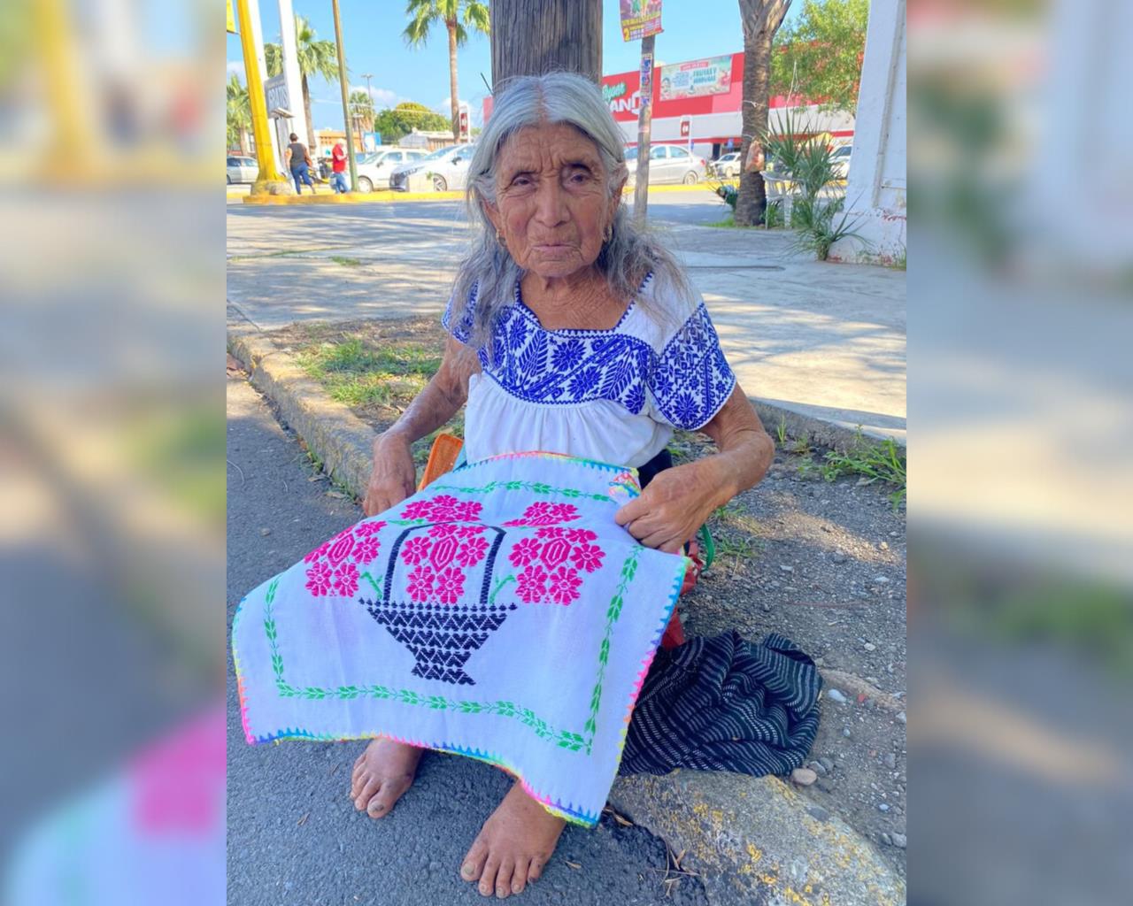 Doña María Eutilia Vargas de 81 años de edad, sale a vender en los semáforos de Victoria sus carpetitas bordadas. Foto: Sanju Pineda