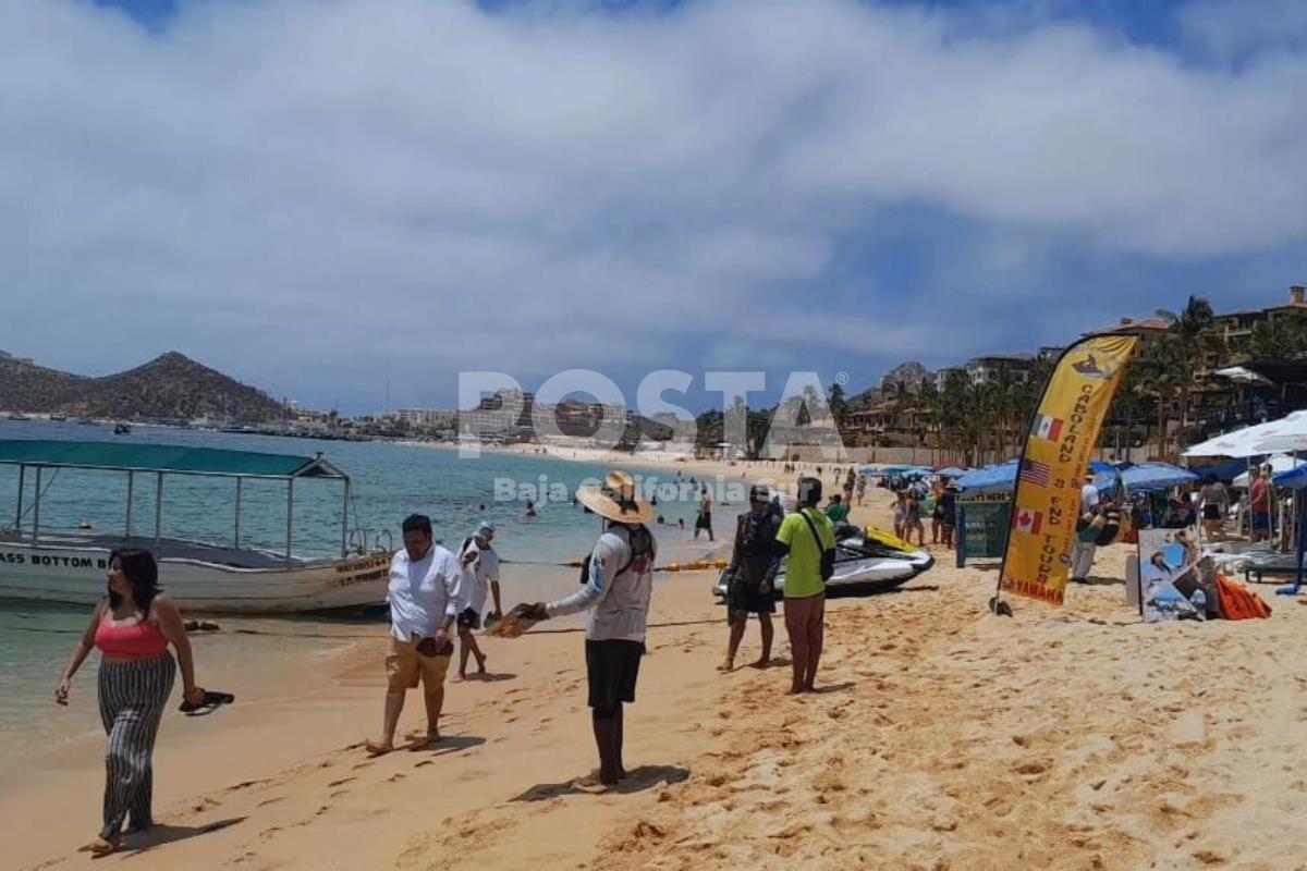 695 vendedores ambulantes ya cuentan con su credencial oficial para operar en las playas. Foto: Irving Thomas / POSTA BCS