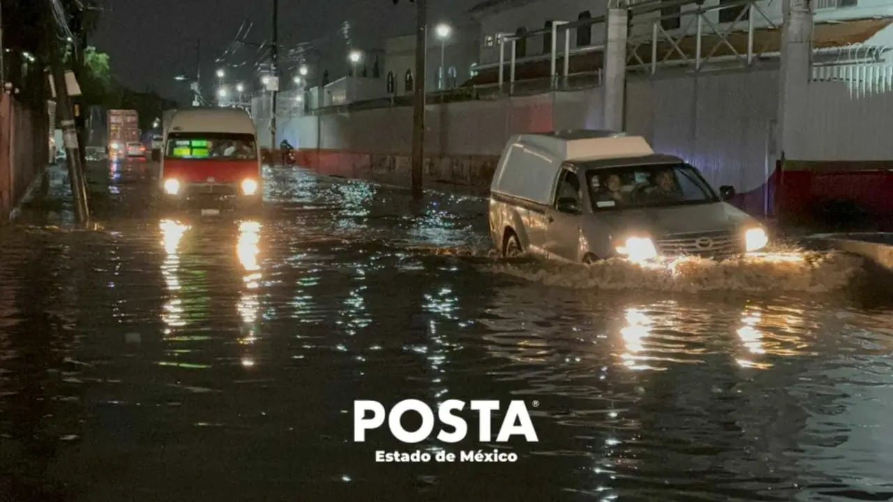 El agua alcanzó el medio metro de profundidad en el boulevard Cartagena en Tultitlán.Foto: Fernando Cru