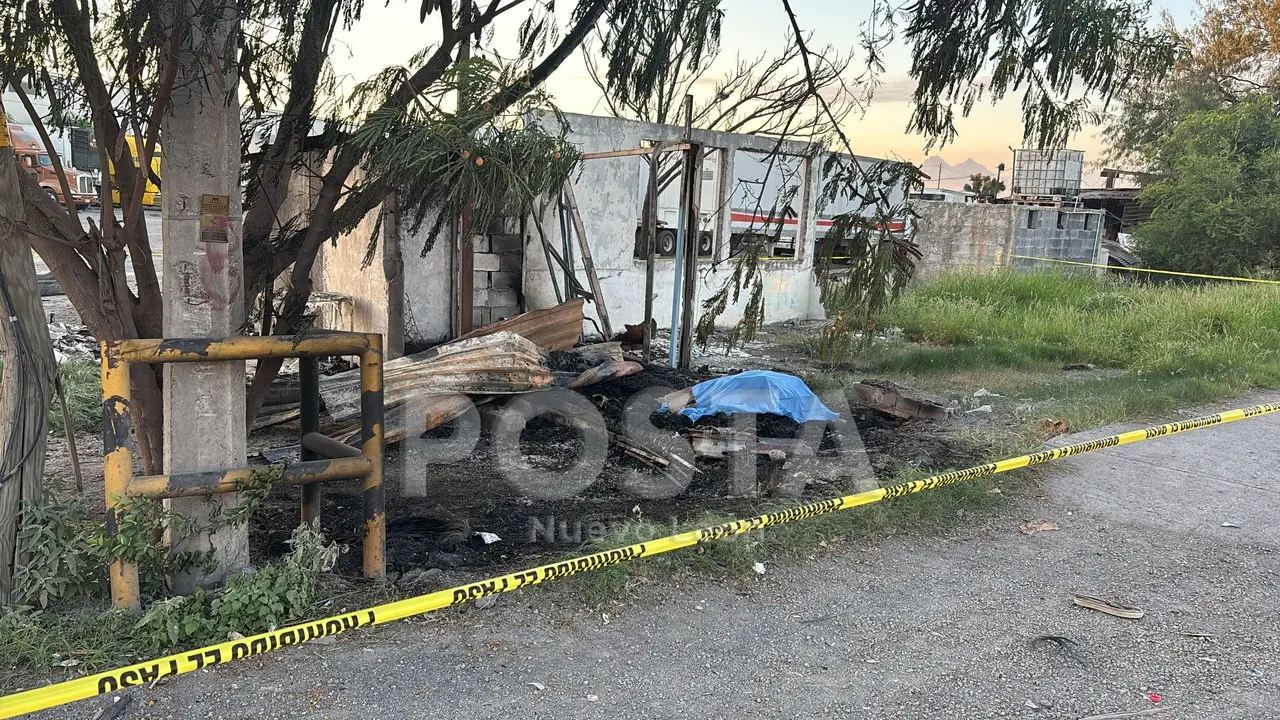 Cuerpo de Don Pepe cubierto tras el incendio ocurrido en el tejaban. Foto: POSTA MX.