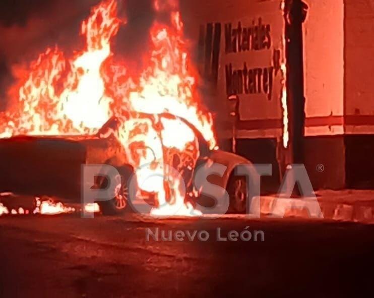 Auto que fue consumido por el incendio a causa de un cortocircuito. Foto: POSTA MX.