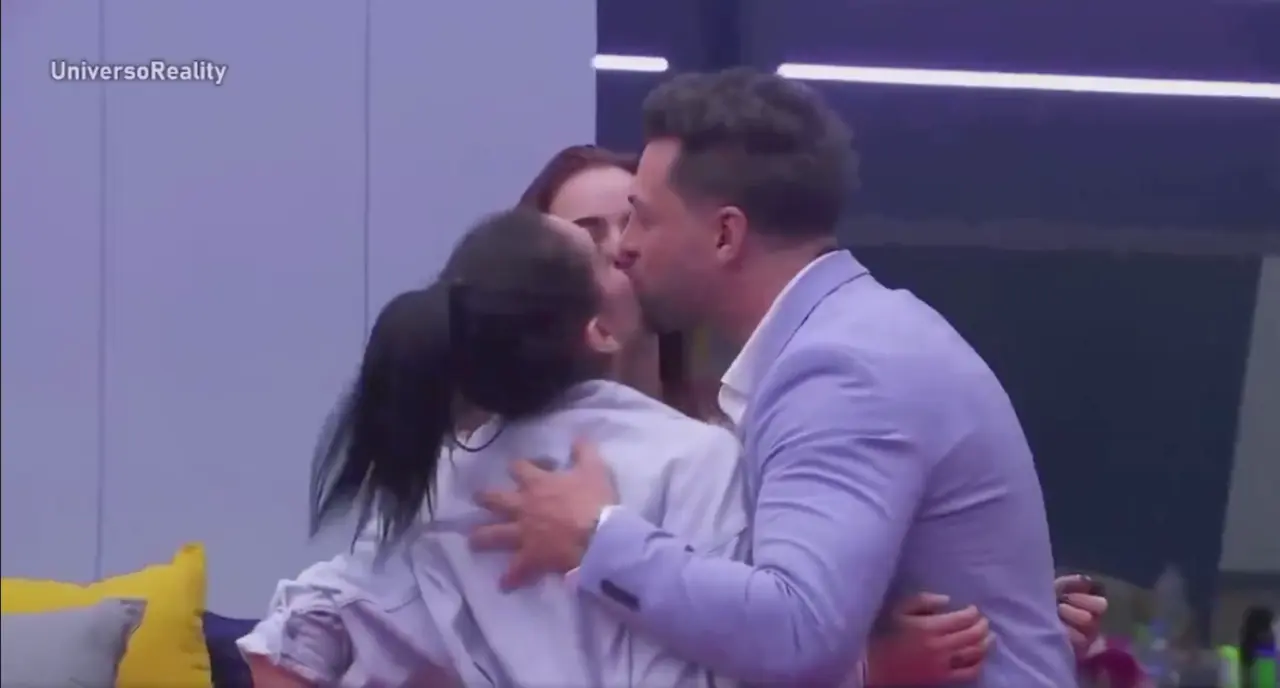 Nicola hasta se dio un beso de tres con Karime y Gala donde en un inicio el peruano se rehusaba. Foto. Captura Vix.