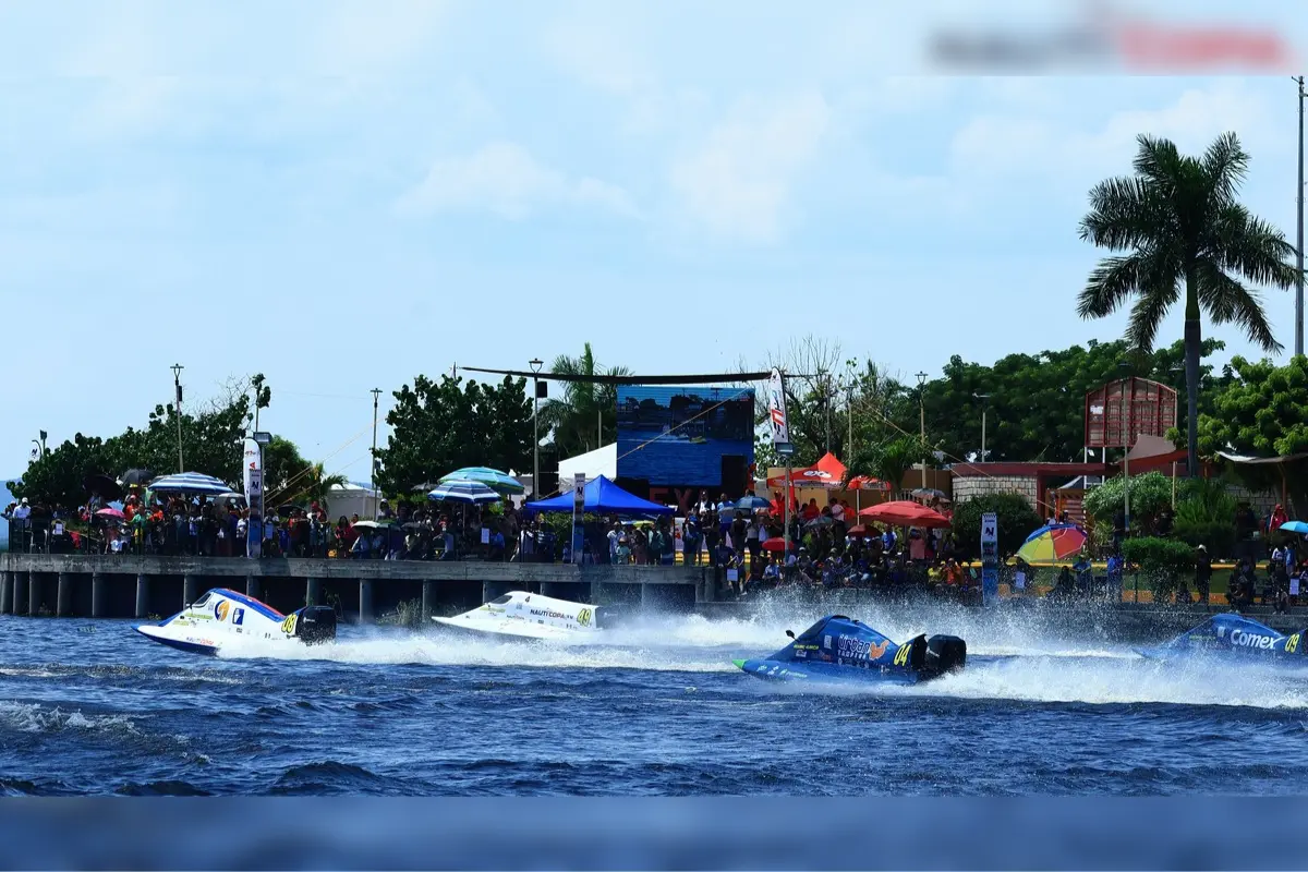 El evento se llevó a cabo en las aguas de la laguna del Champayán, que apenas hace unos meses se encontraba al cero por ciento de su nivel. Foto: Nauticopa