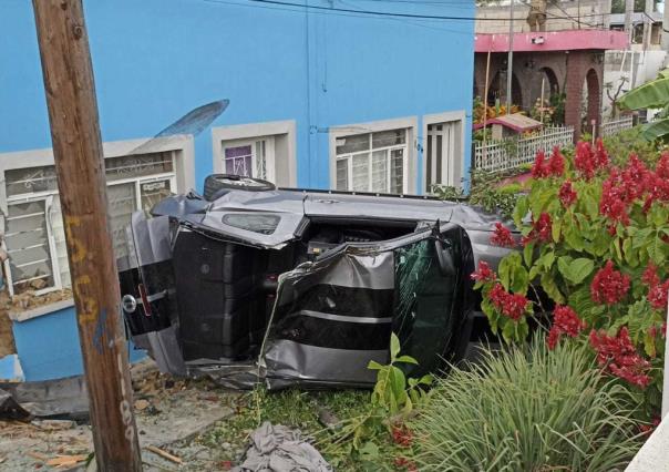 Papá e hijo chocan su camioneta contra casa en centro de Santiago