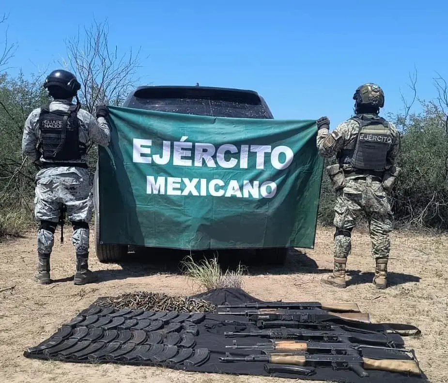 Elementos de la GN y Sedena con el armamento asegurado. Foto: Facebook Guardia Nacional.