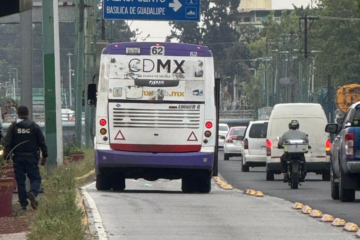 Autobús embiste a hombre de la tercera edad frente al AICM. Foto: Ramón Ramírez