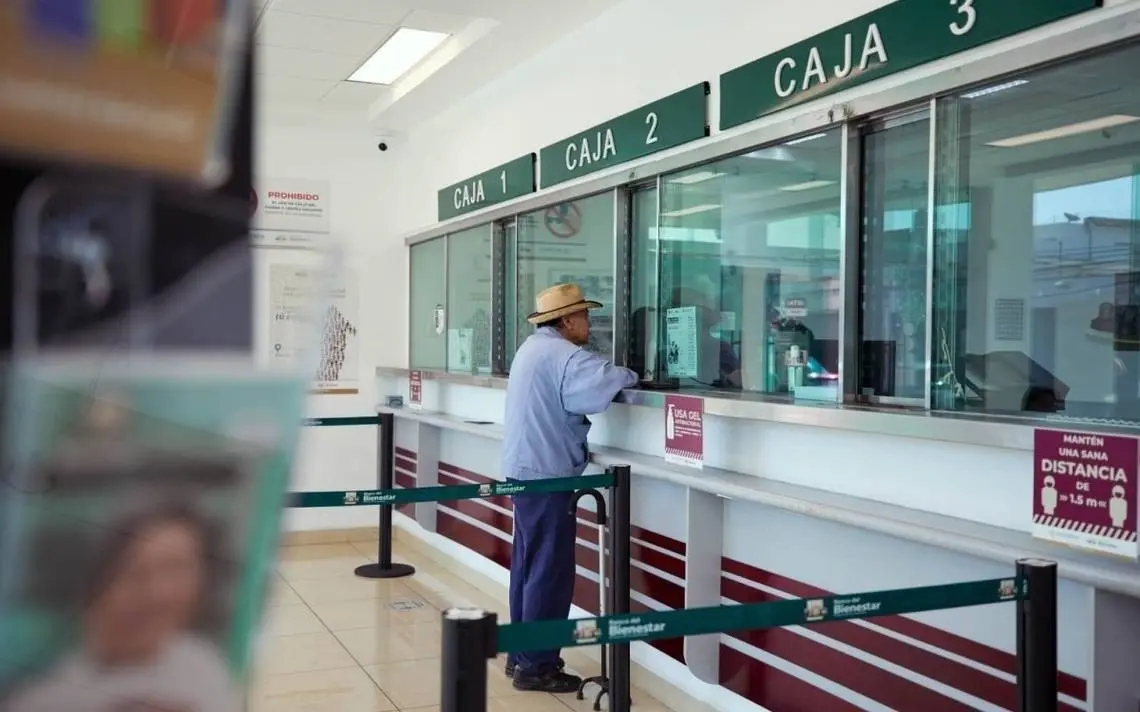 Persona en la ventanilla de un banco del Bienestar a la espera de su pensión. Foto: El Sol de México.