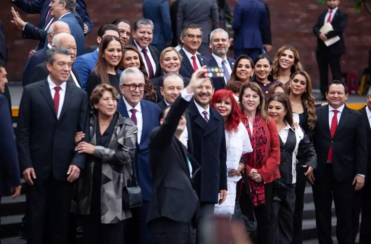 El Gobernador junto a otros mandatarios y políticos estuvieron presentes en la toma de protesta.