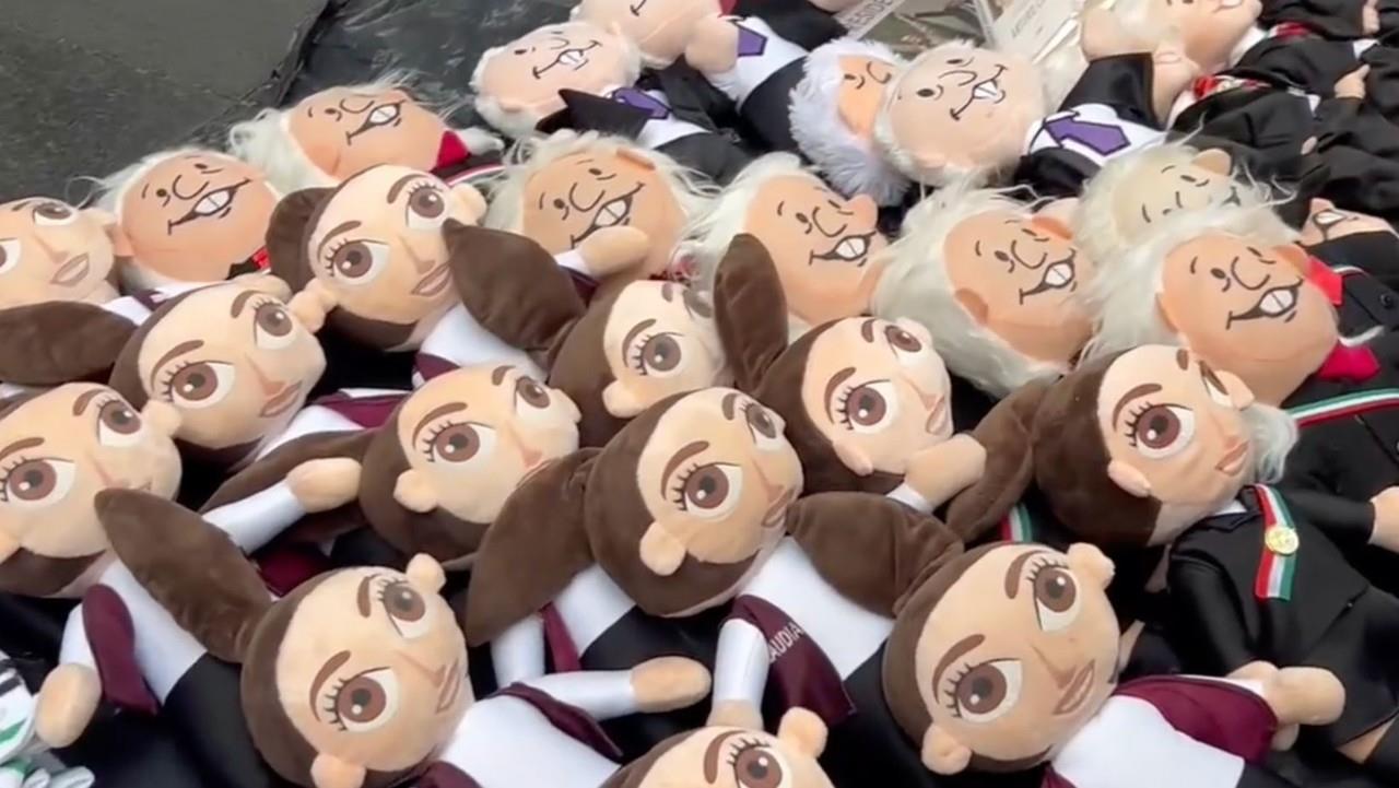 Se ofrecieron decenas de peluches de figuras de Claudia Sheinbaum y AMLO en el Centro Histórico de CDMX. (Fotografía: Redes sociales)