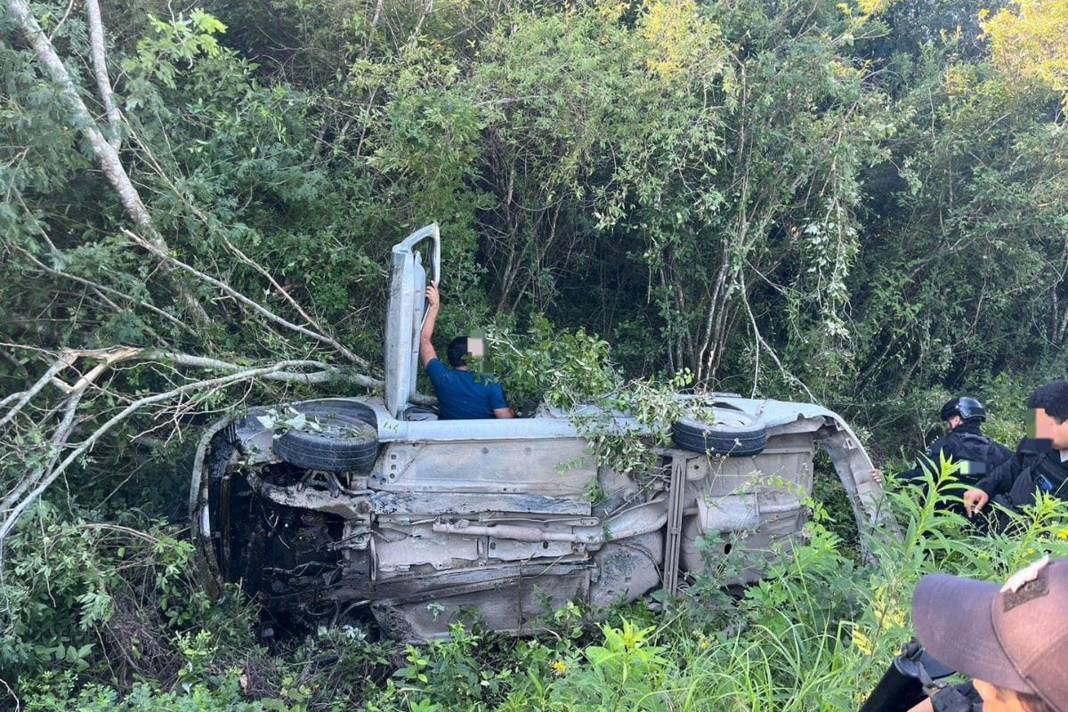 Tras la volcadura, uno de los accidentados logró salir por su cuenta del vehículo mientras que la persona que perdió la vida quedó prensada en su interior. Foto: SSPT