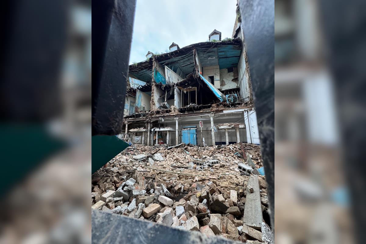 Protección Civil informó que hay daños importantes en la estructura del edificio, lo que obligará a realizar la demolición del sitio. Foto: Carlos García