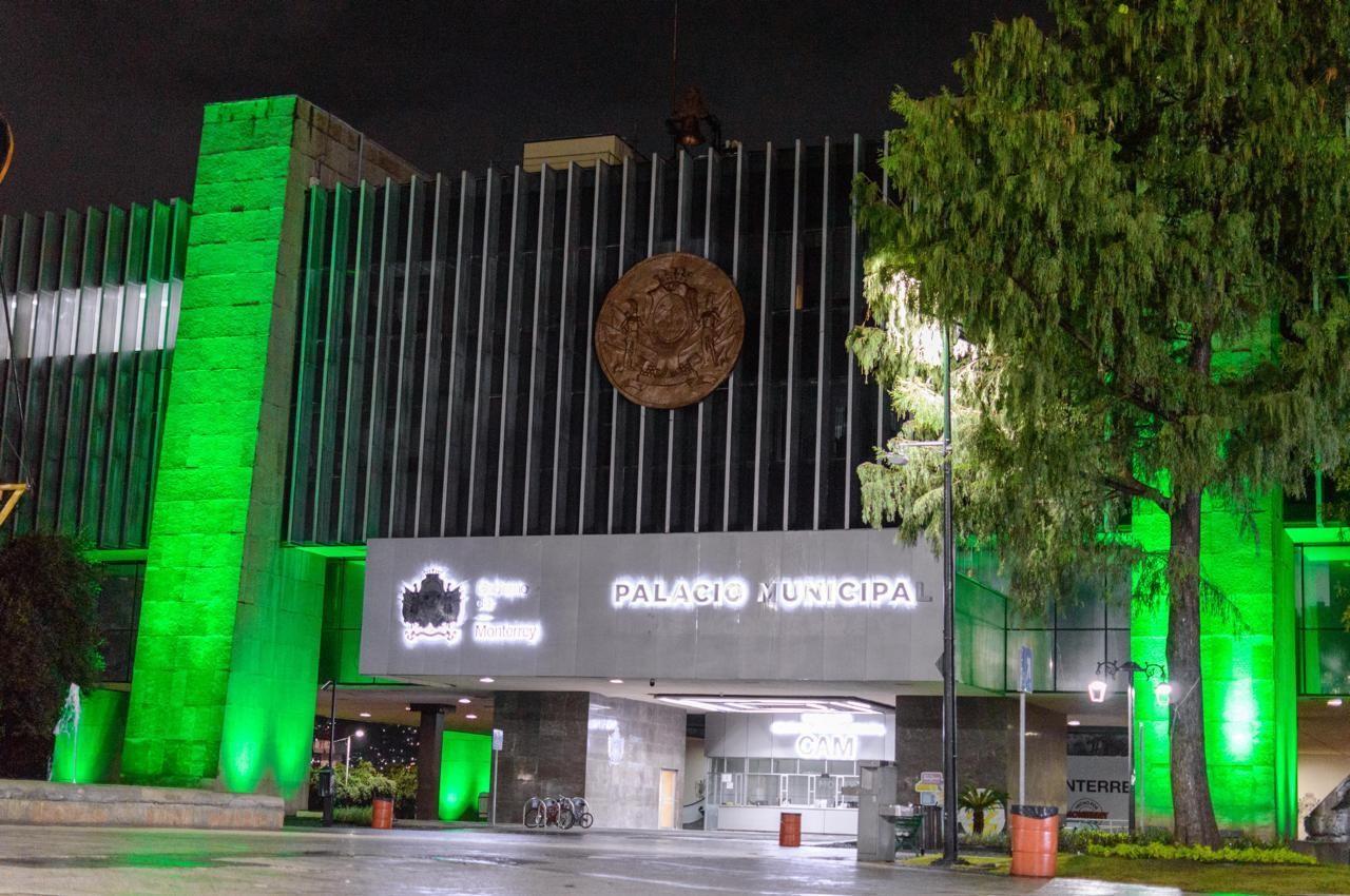 El Palacio de Monterrey se ilumina de verde en apoyo a la parálisis cerebral. Foto, Gobierno de Monterrey