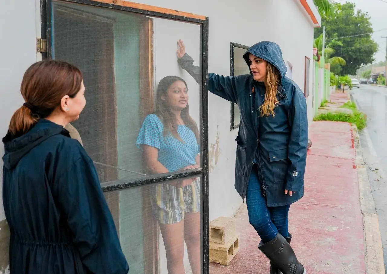 La alcaldesa de Mérida, Cecilia Patrón Laviada, realizó este martes un recorrido por algunas colonias de la ciudad tras el paso del huracán “Milton”.- Foto del Ayuntamiento de Mérida