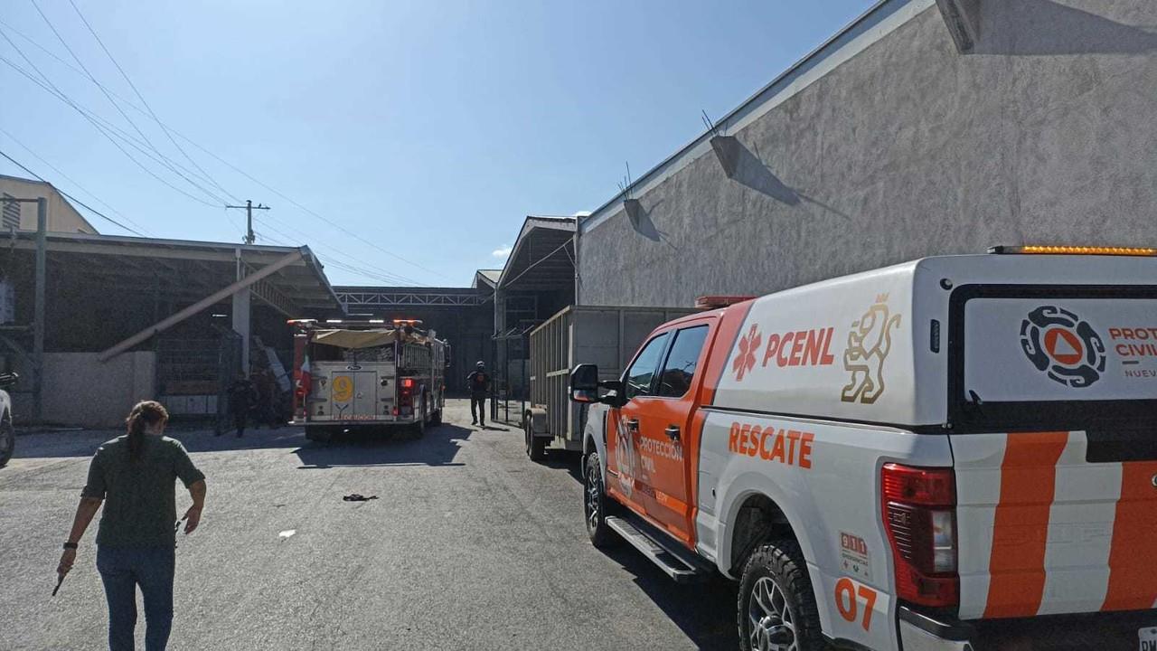 Rescatistas de Protección Civil de Nuevo León afuera de la zona del incendio. Foto: Protección Civil de Nuevo León.