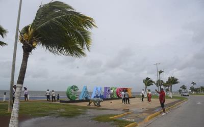 Personas viendo el huracán Milton aproximandose a Quintana Roo. Foto: El Sol de México.