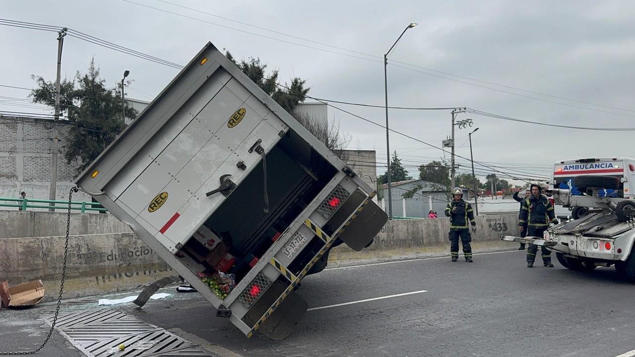 Camioneta de carga volteada. Foto: Ramón Ramírez