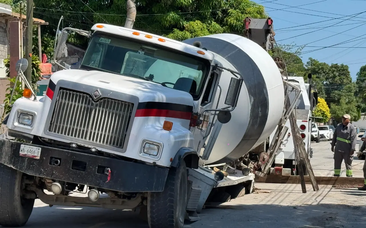 Camión cae en tremendo socavón. Foto: Axel Hassel