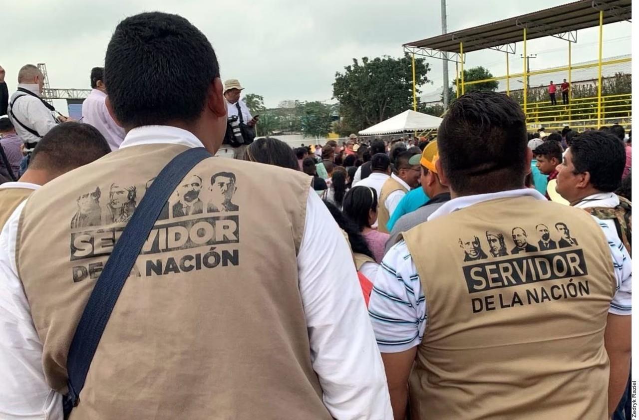 Las personas que se hacen pasar por servidores de la nación piden dinero para ingresarlos a programas federales. Fotos: Axel Hassel