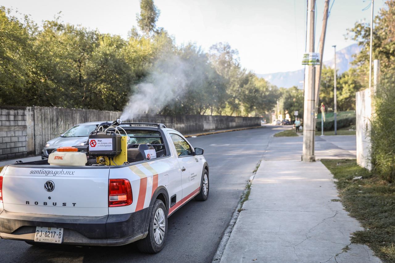 Camioneta fumigando en Santiago. Foto: Gobierno de Santiago