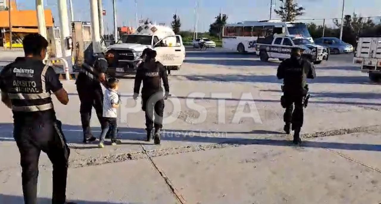 Policías del municipio de Cadereyta escoltando al menor. Foto: POSTA MX.