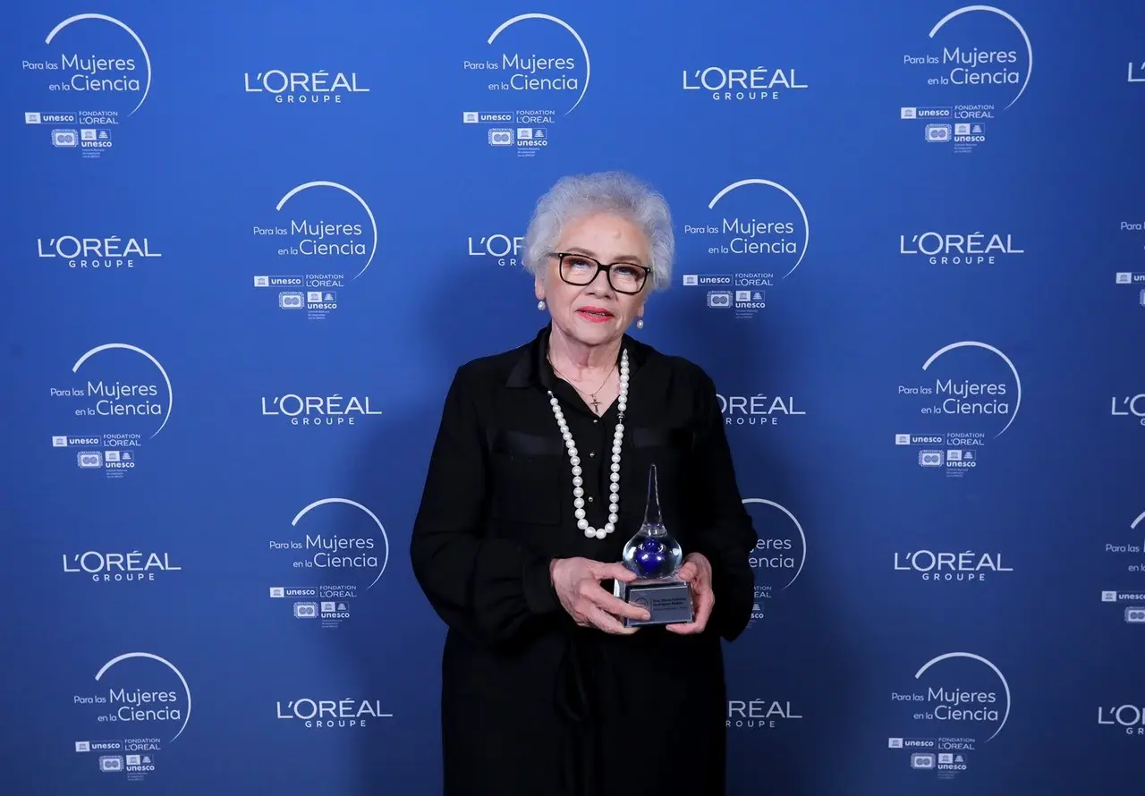 María Cristina Rodríguez con su premio Para las Mujeres en la Ciencia. Foto: UANL.