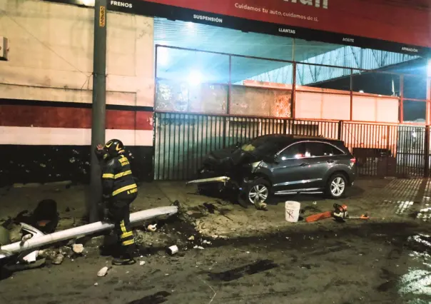 Aparatoso accidente en el Eje 5 Sur derriba semáforo